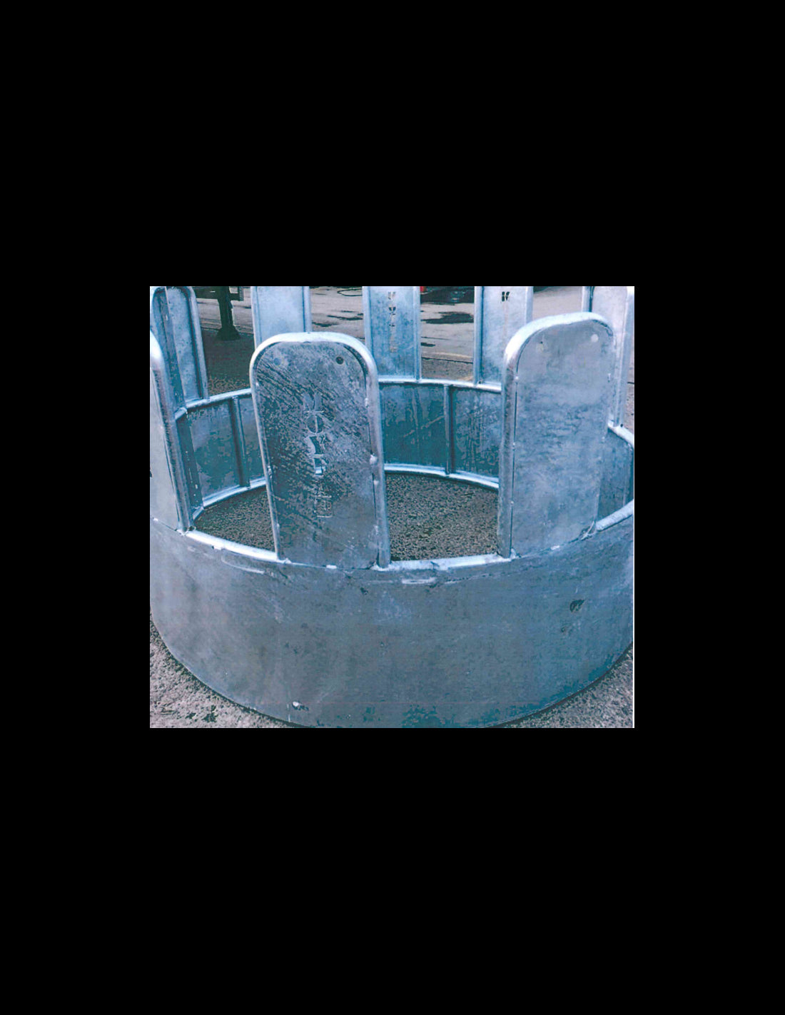TOMB HORSE FEEDER